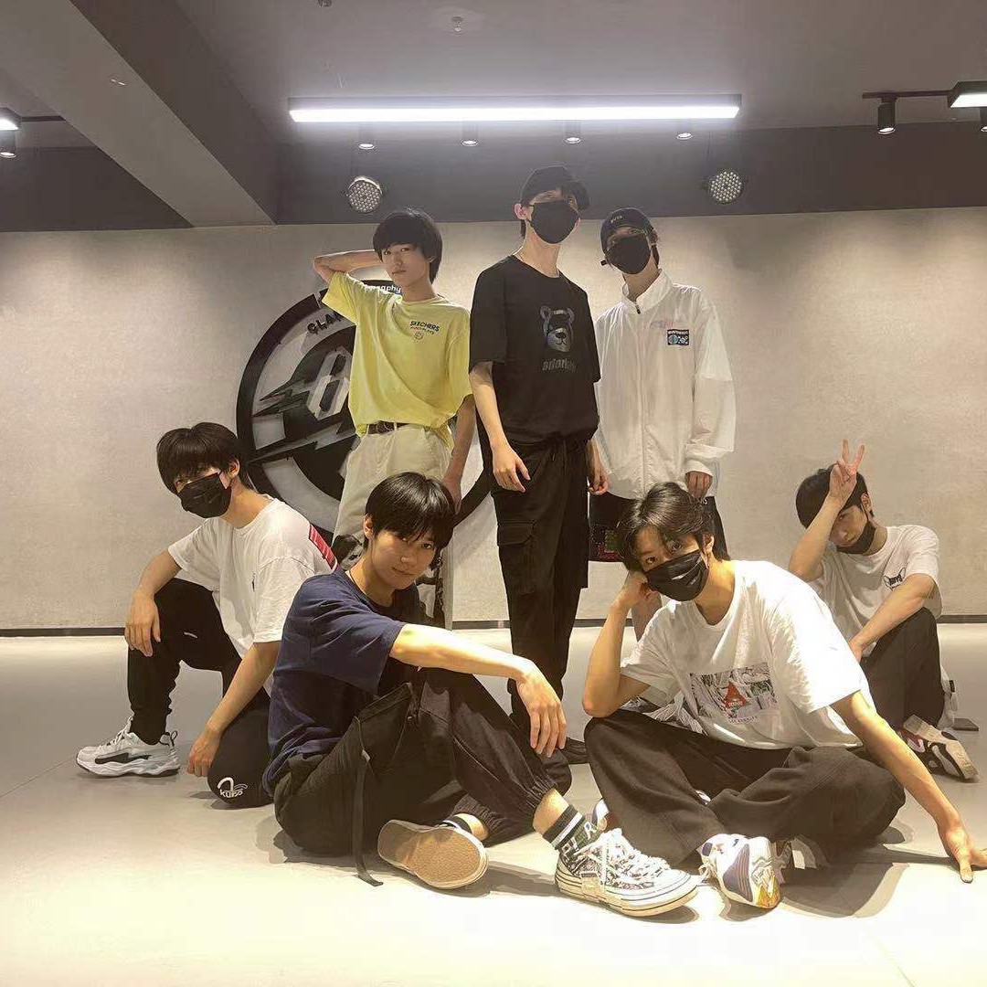 帮李飞买镶钻拖鞋