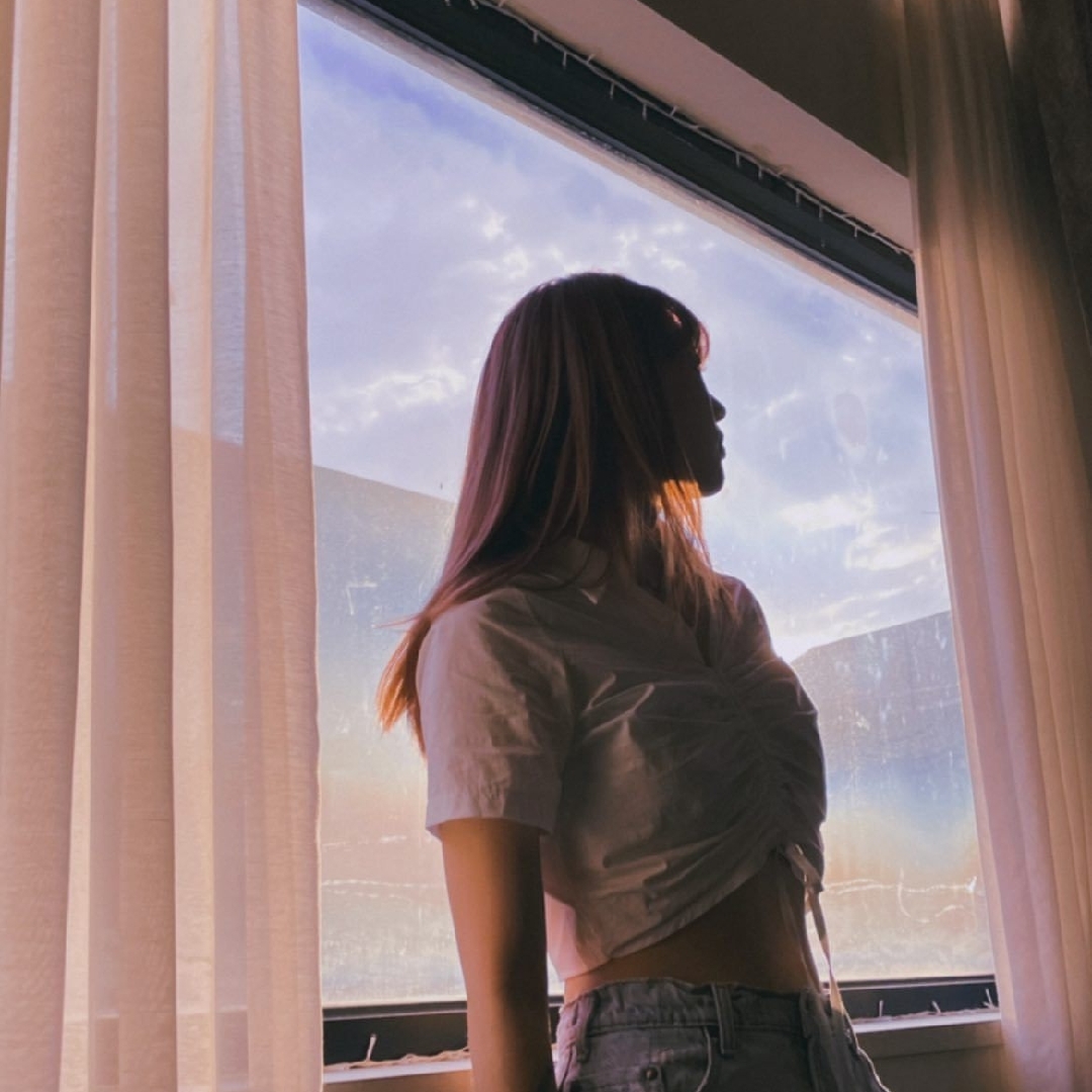 金泰亨的眼睑痣