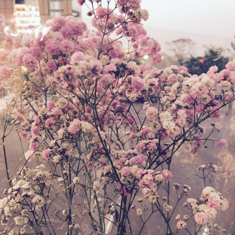 漠烟如织，玉阶空伫立