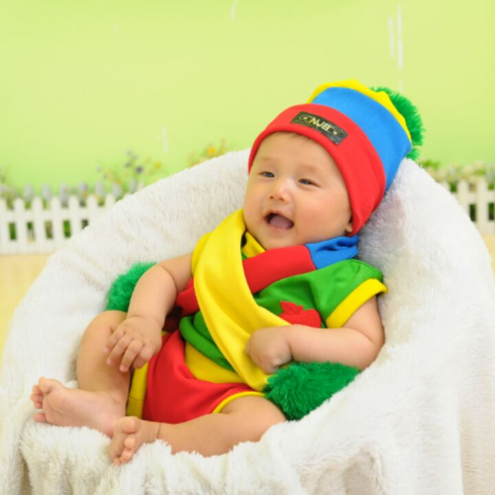 坐在窗边望窗外