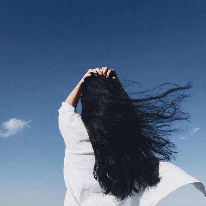 绿茵茵的一串红唇