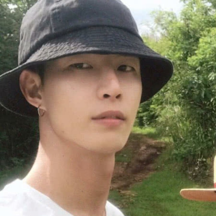 深墨色的激光川