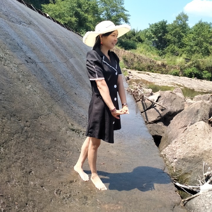 爱吃布丁奶茶的橙子