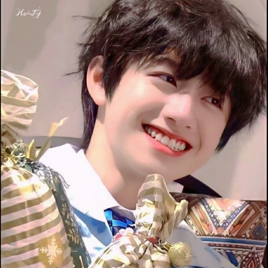 躺在苏新酷怀里看朱志鑫