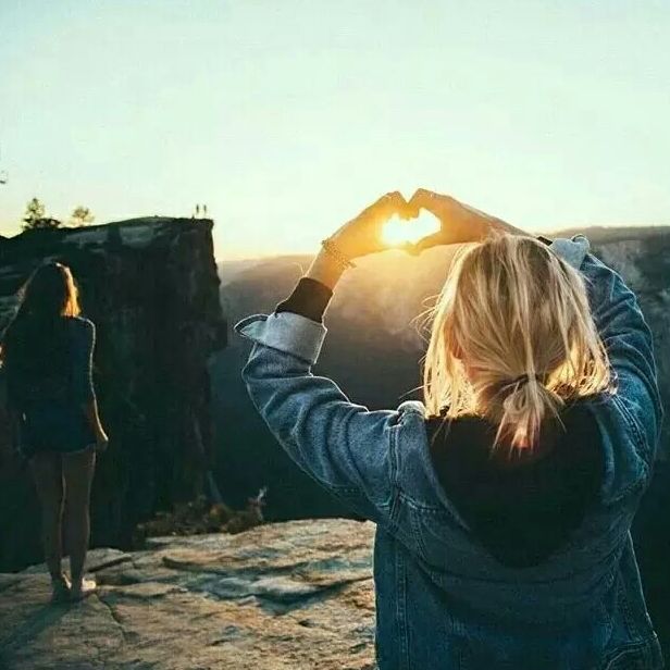 铁塔尖上的燕子