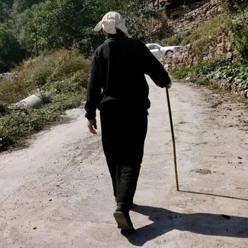 糊涂老汉爱热闹