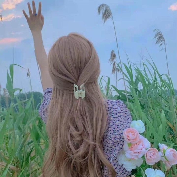 葱绿的紫花红唇