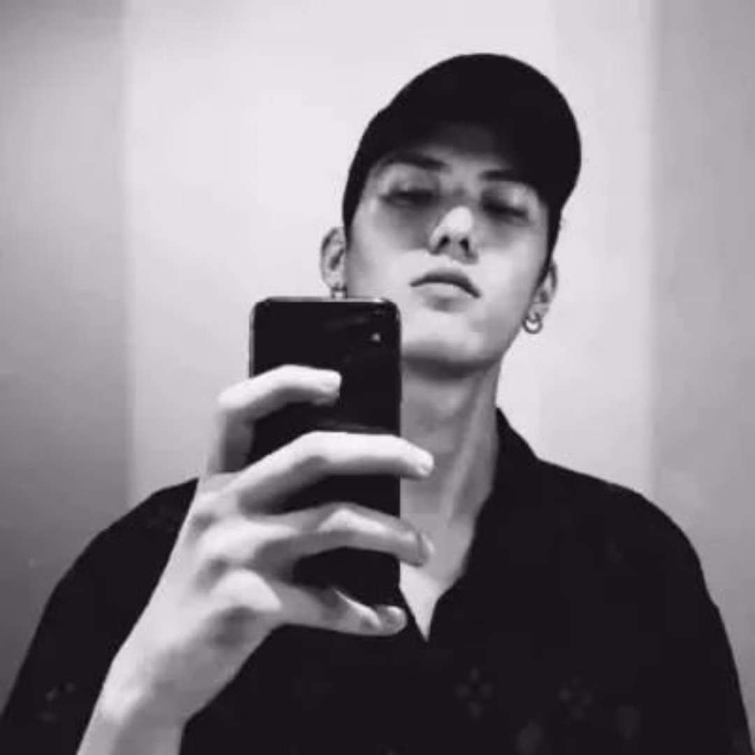 Y一个带着面具的小丑