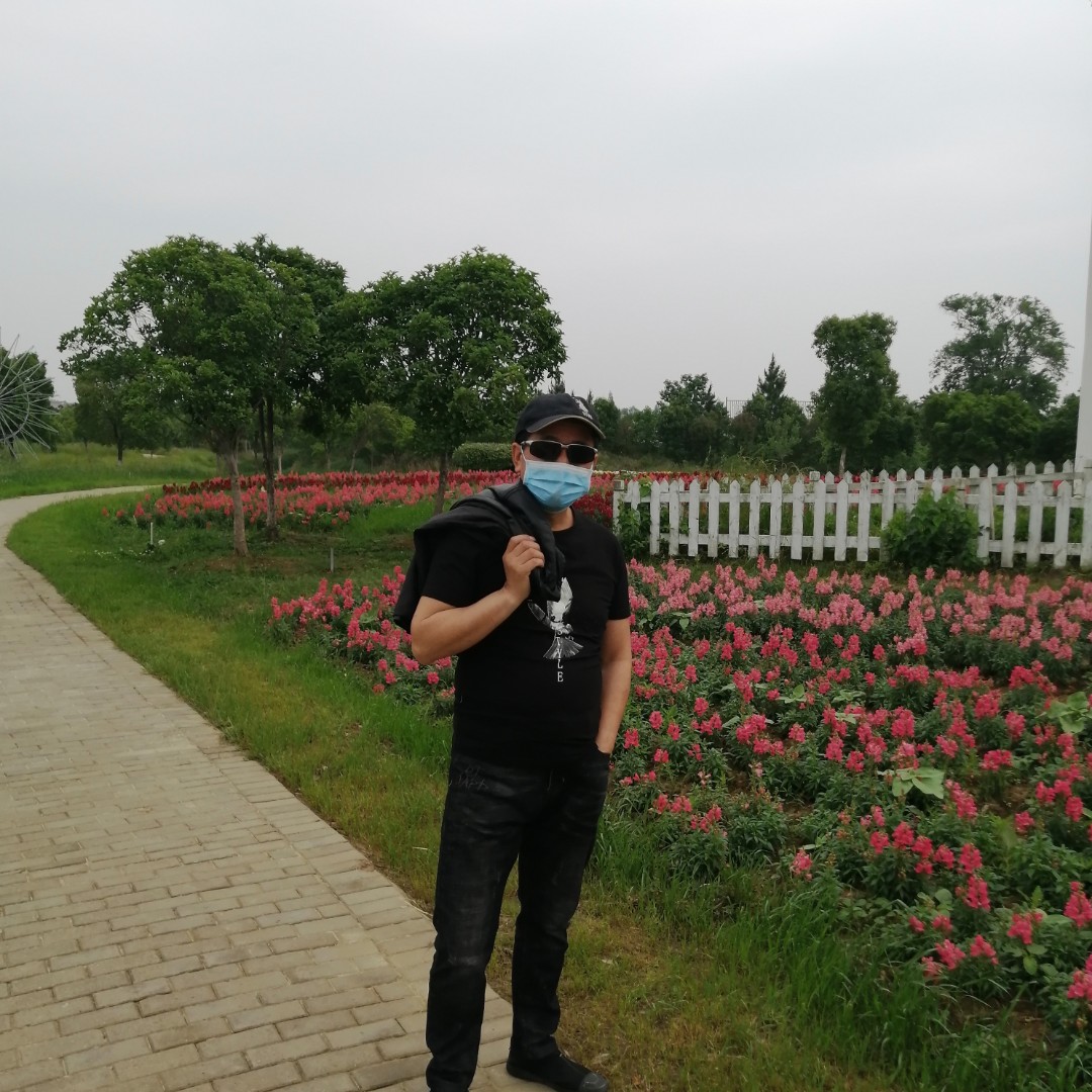 站在马路中间看海