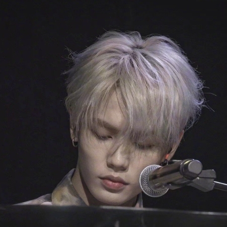 持玫瑰的虎虎酱