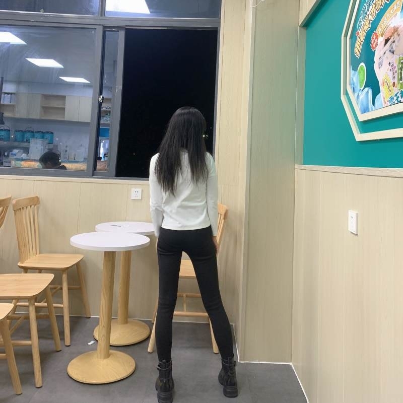 路灯下的小菇凉