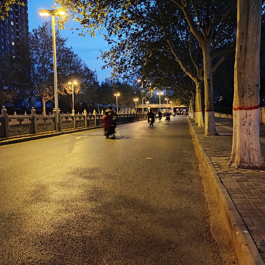 一米阳光304吃起酥面包