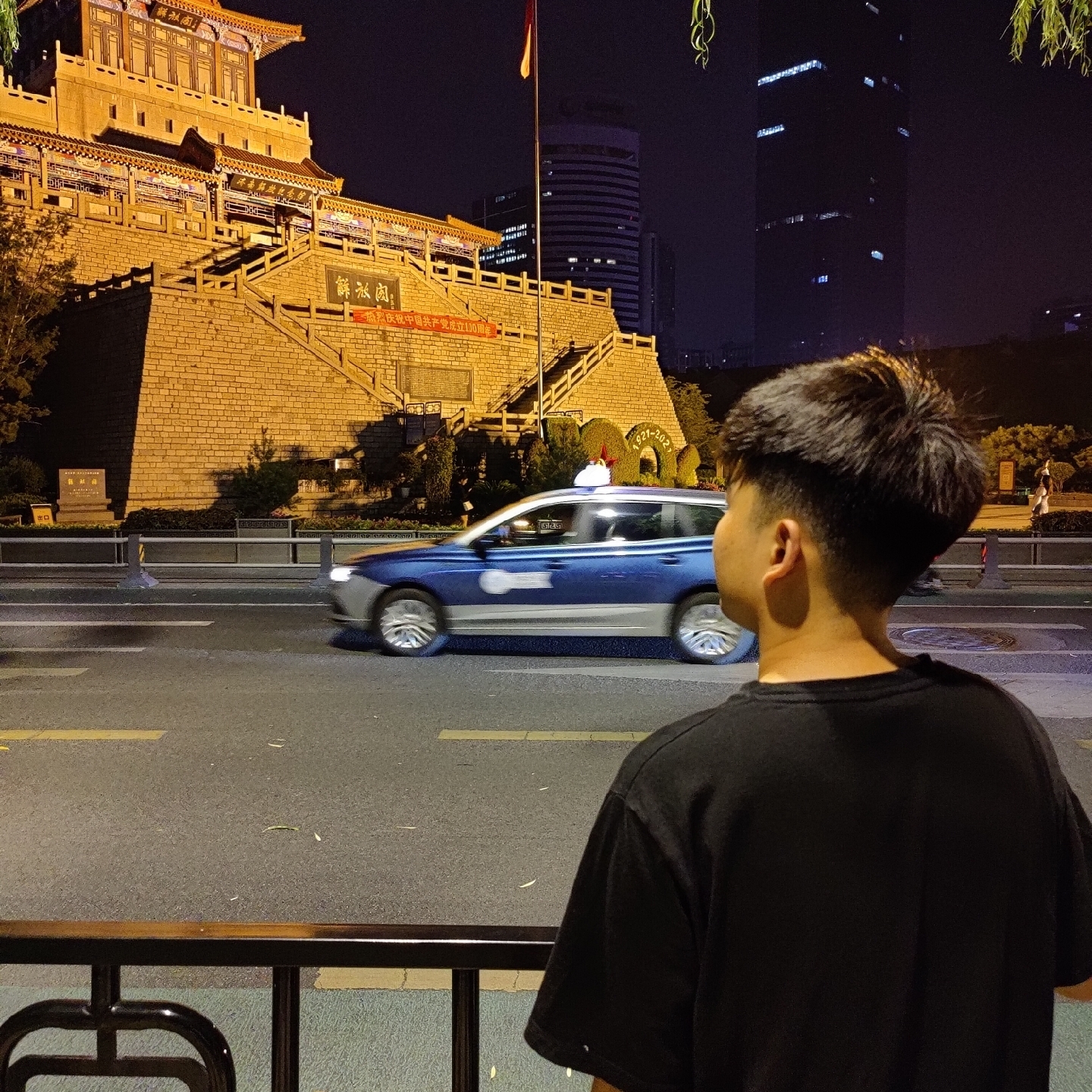 边看妹妹边唱歌