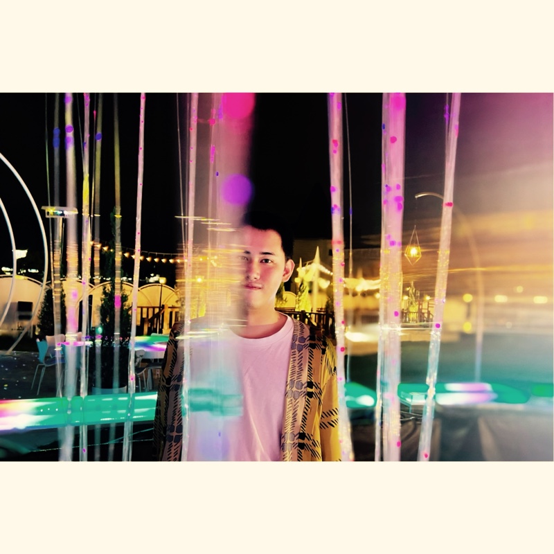 穿搭成瘾的男子