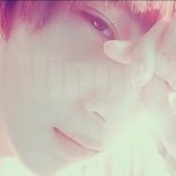 手牵一只萨摩耶。