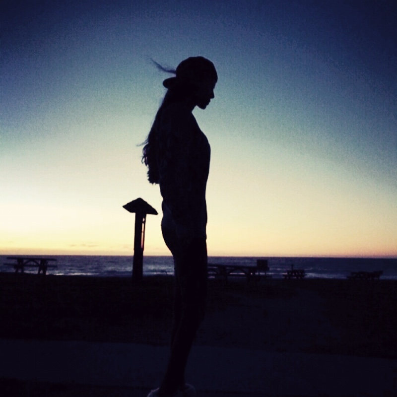 八佰标兵奔北坡___