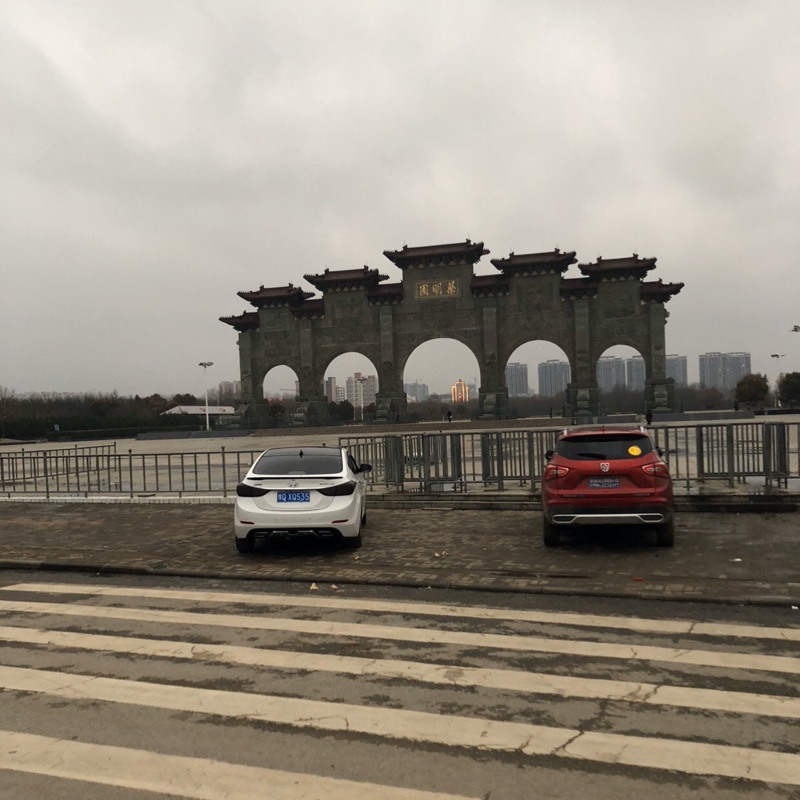 过得盲目而偏执