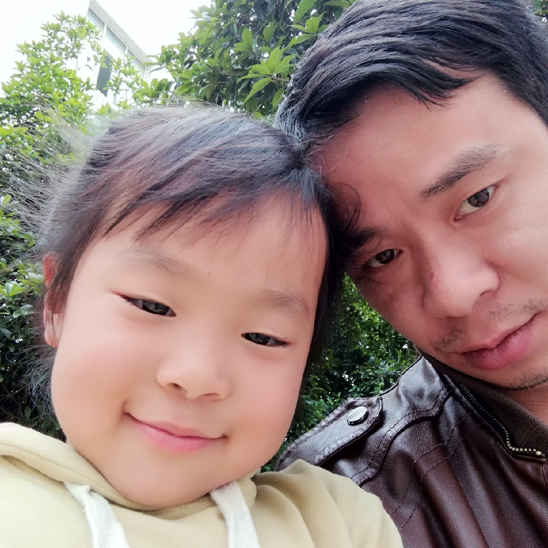 懿纯懿真唱着歌