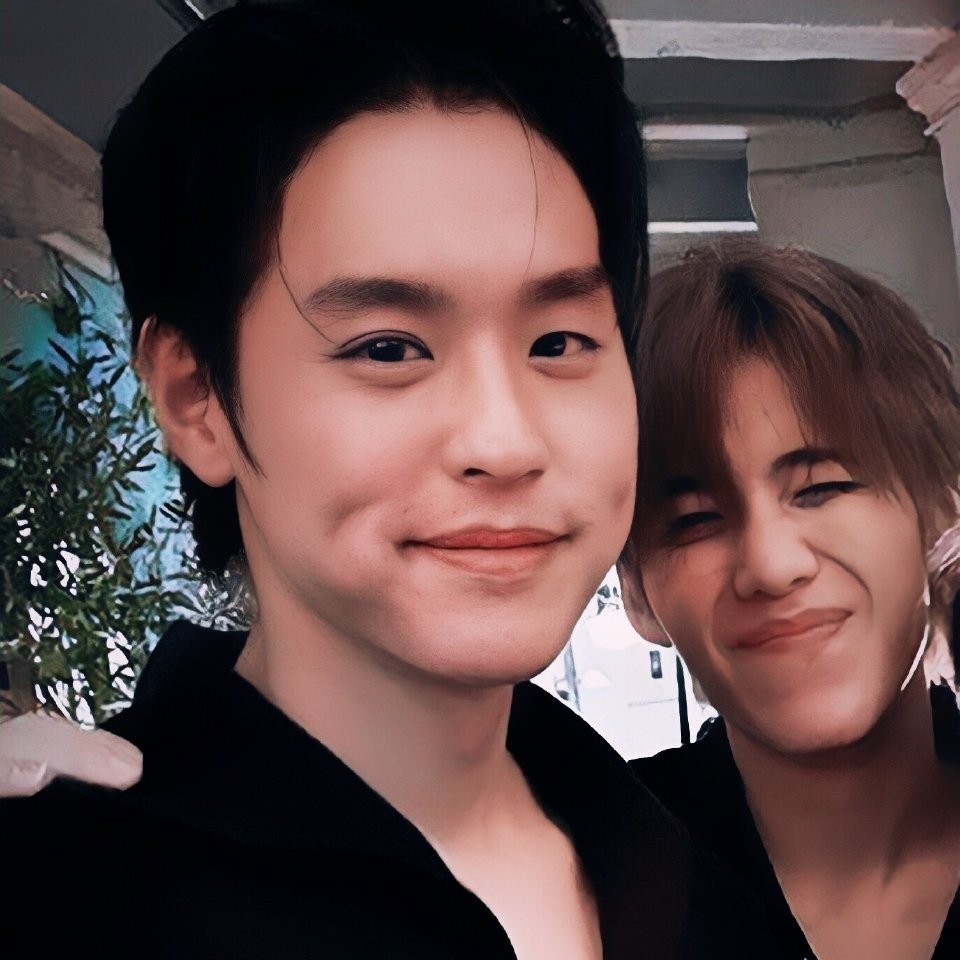 赫海女孩扛大旗