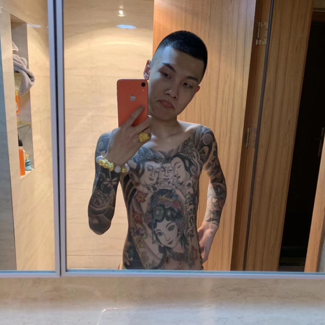 爱吃酸奶司康的排球