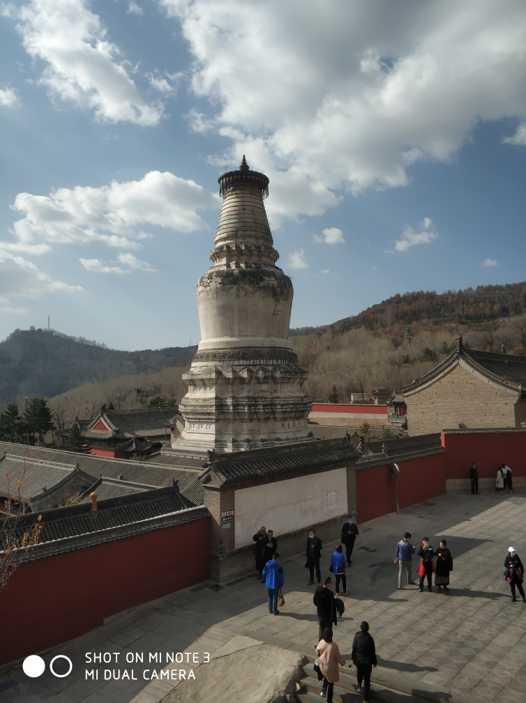 骑摩托的小伙子