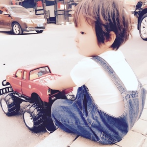 奥特曼打小豆豆呢