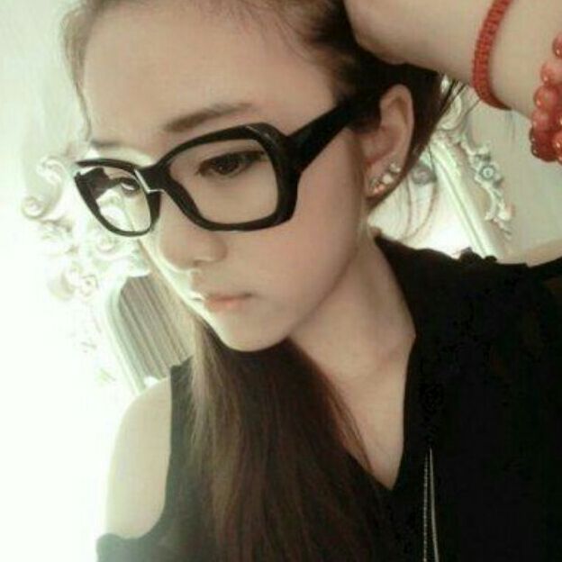 浅紫色的牛奶草莓