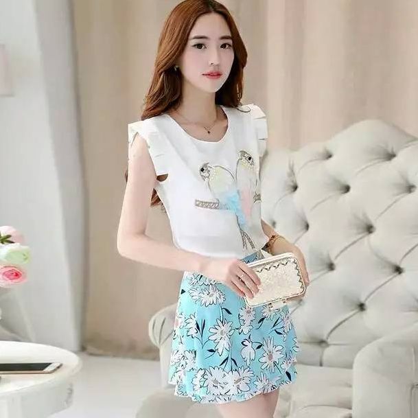 自由飞翔的紫蝴蝶