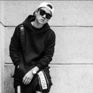 光光光光光，照不亮。