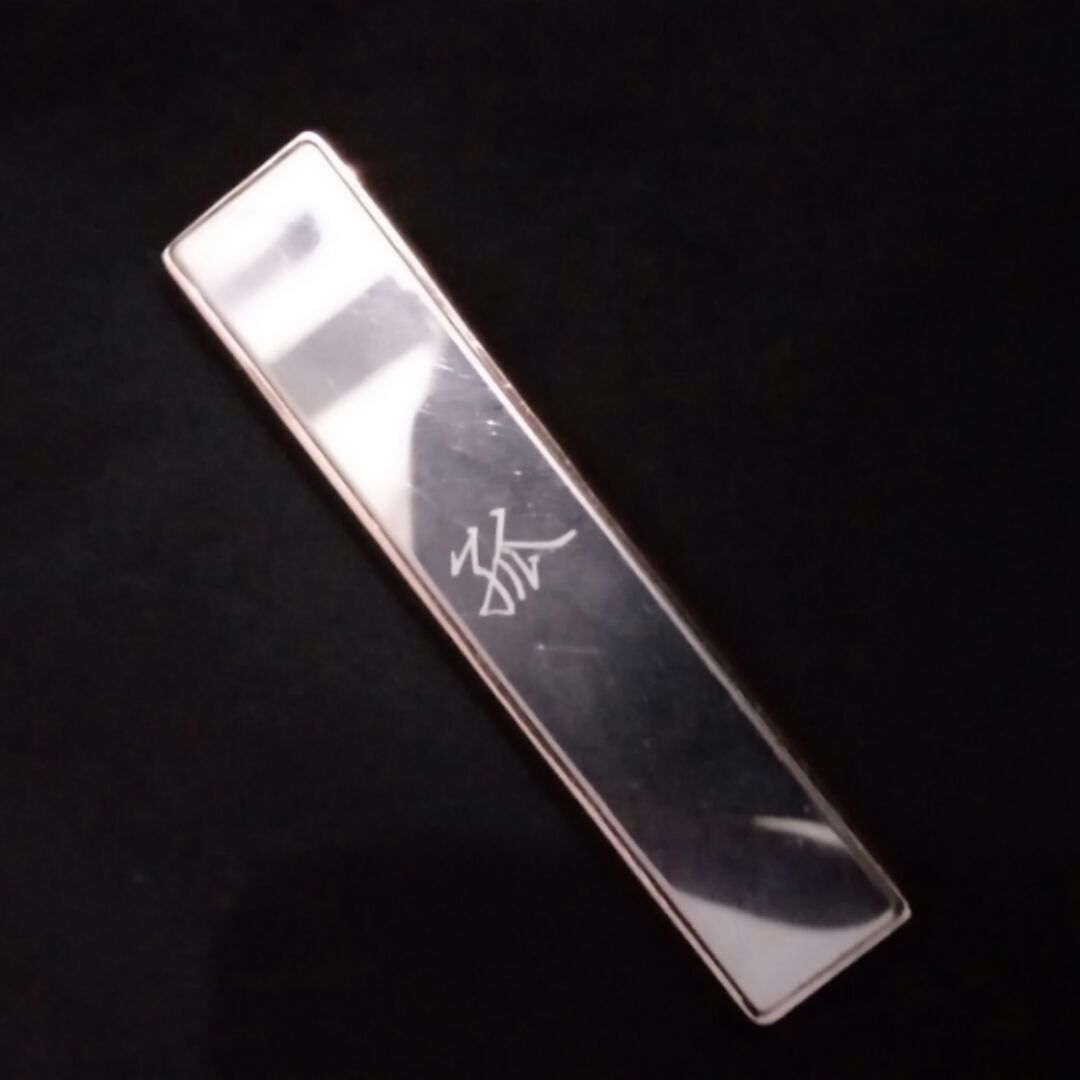 灰蓝色的针形叶