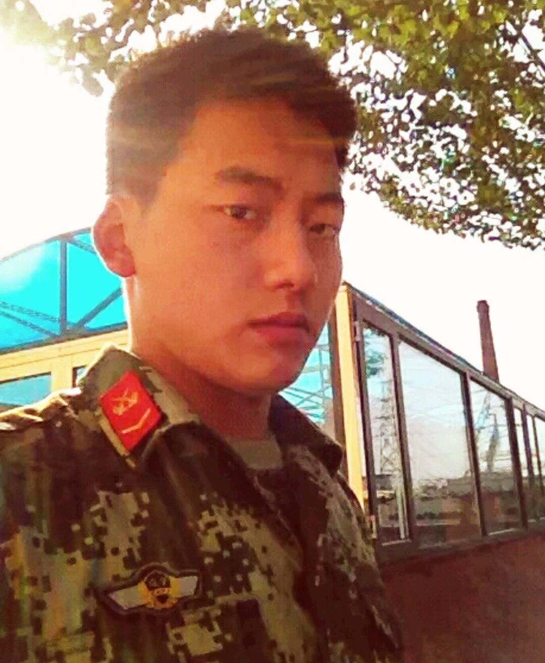 穿着迷彩踢正步