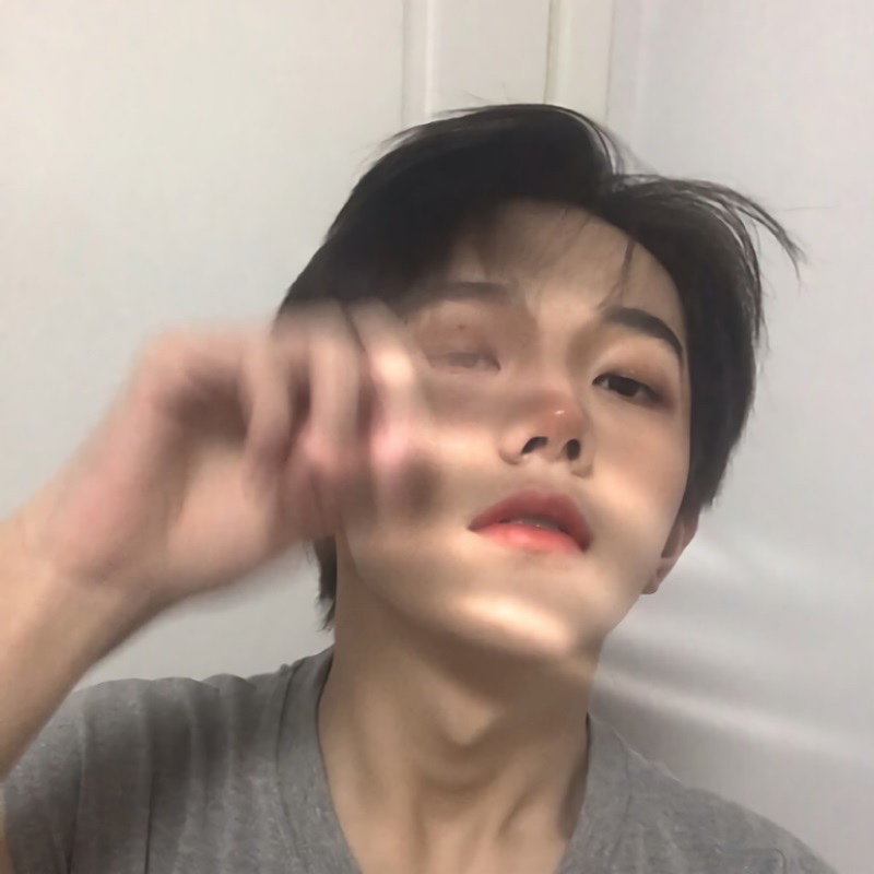 树叶落到木地板上