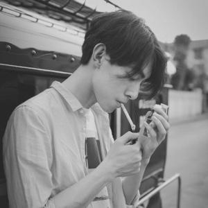 强颜欢笑?谈写尘世?