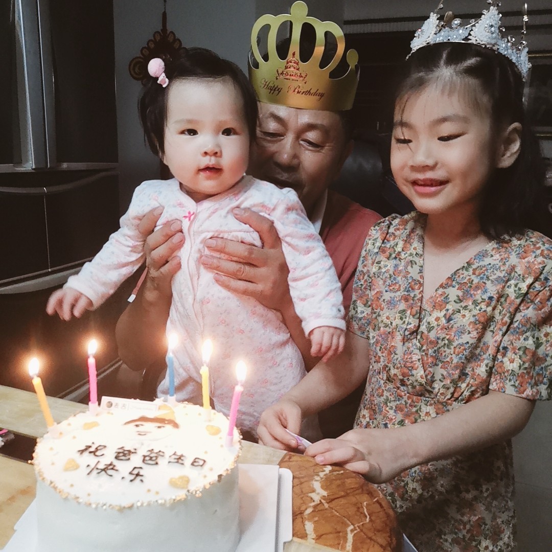 暗紫色的长石砂岩