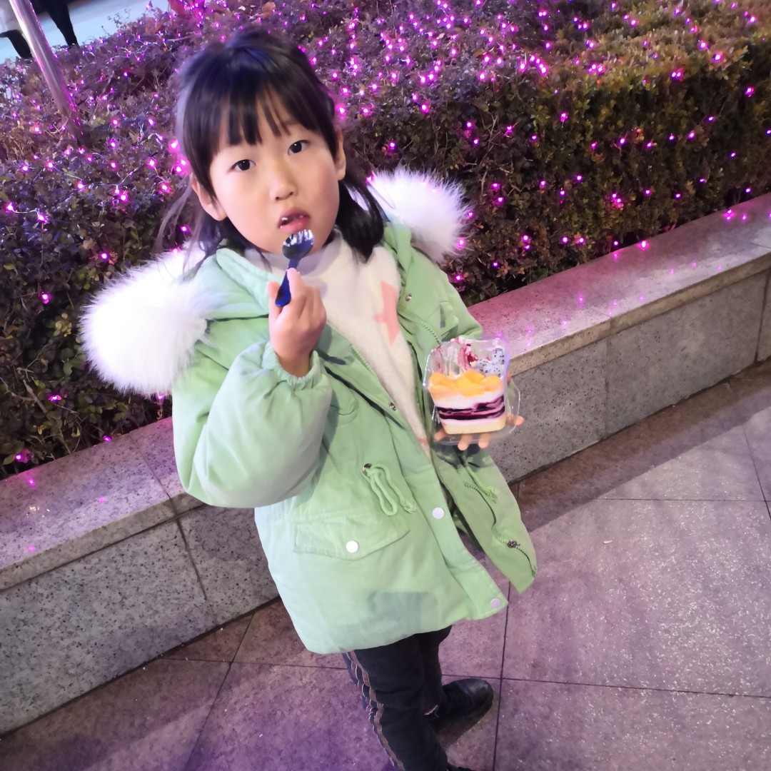 骑着毛驴上树吃桃