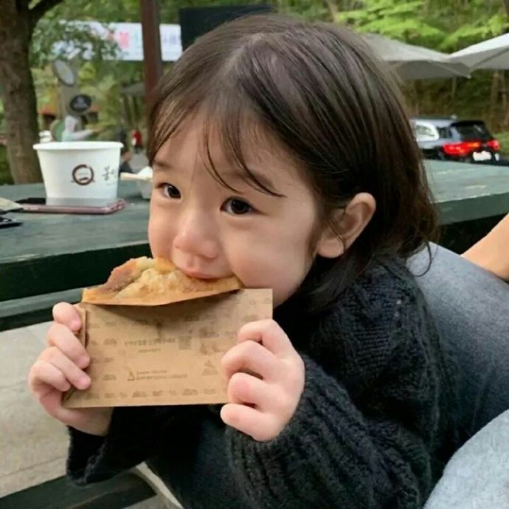 把零食装满口袋