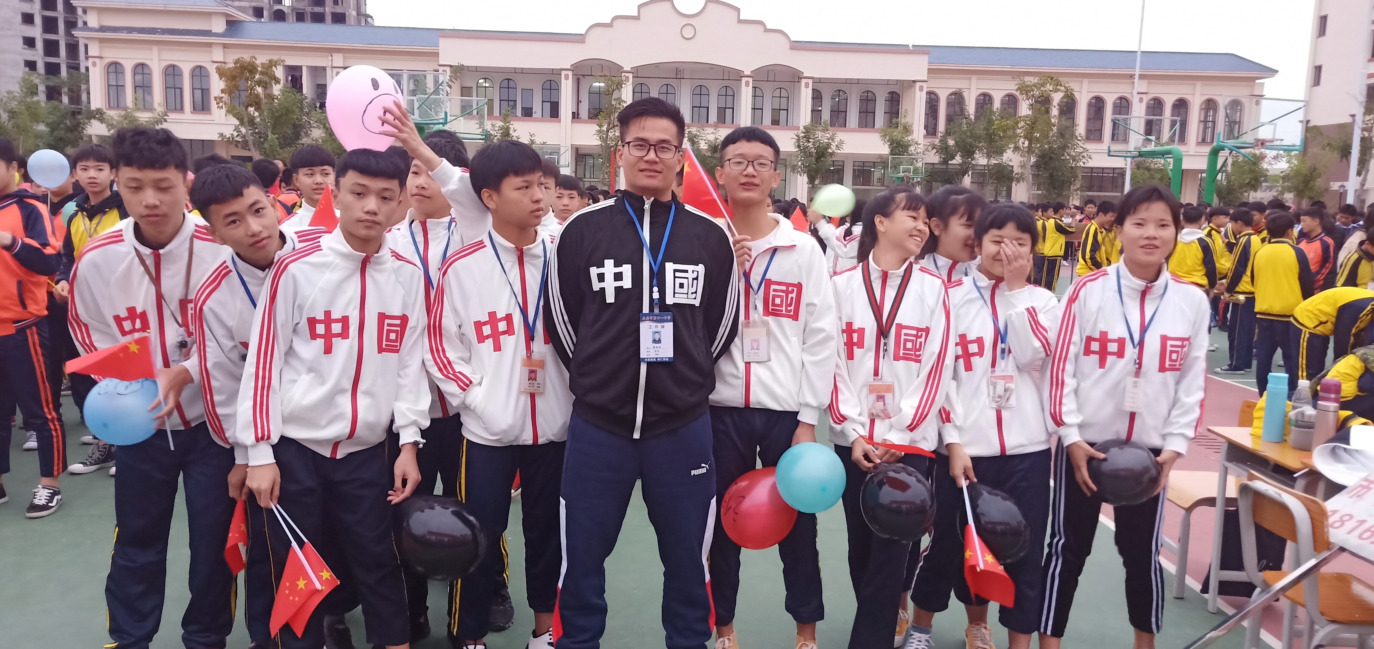 橙黄色的乔依潘俊