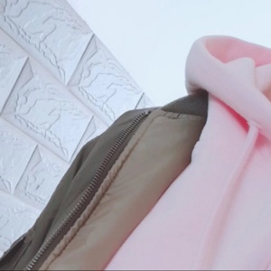 一颗绿色的牛油果