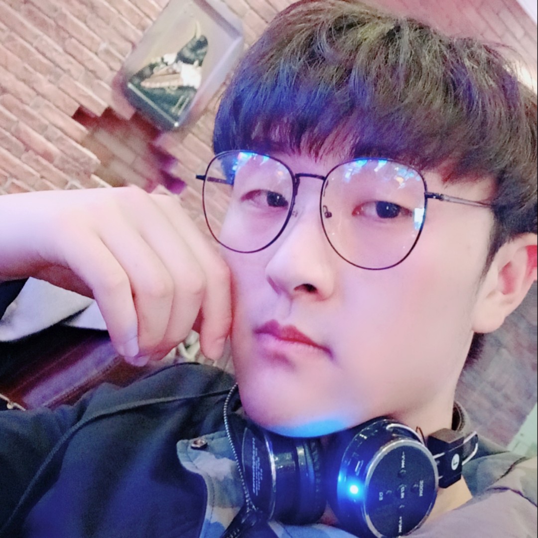 吃香蕉吐泡泡的我