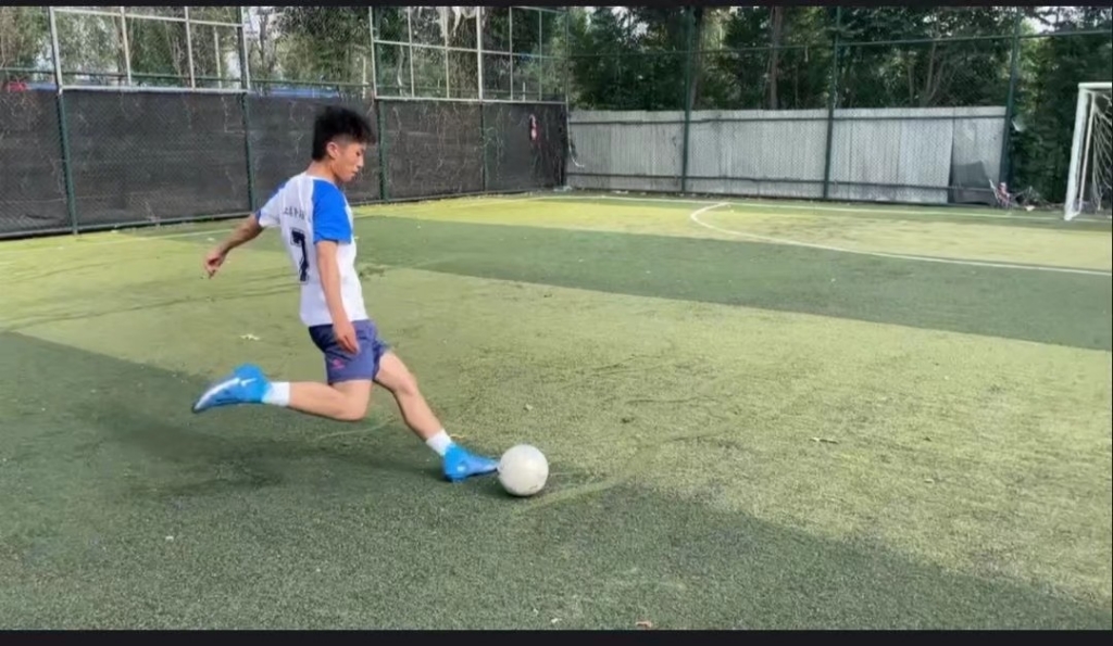 不会途中跑的一踢球的