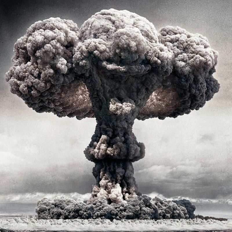 坐在火箭上的猫