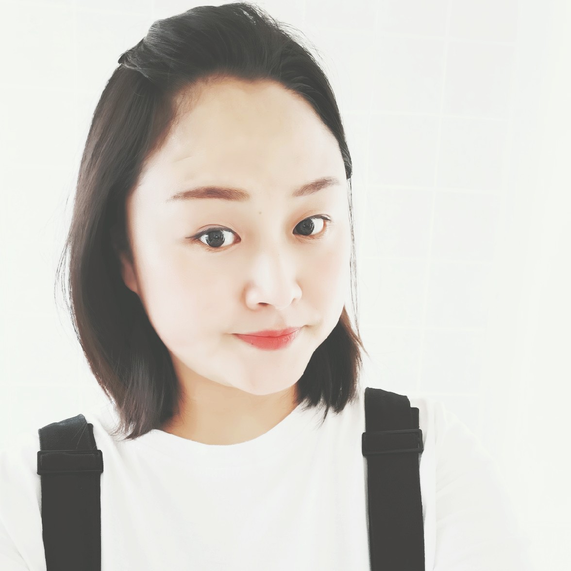 左手触碰右背的伤疤