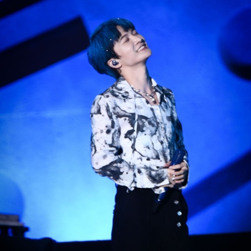 周深今天穿白t了吗