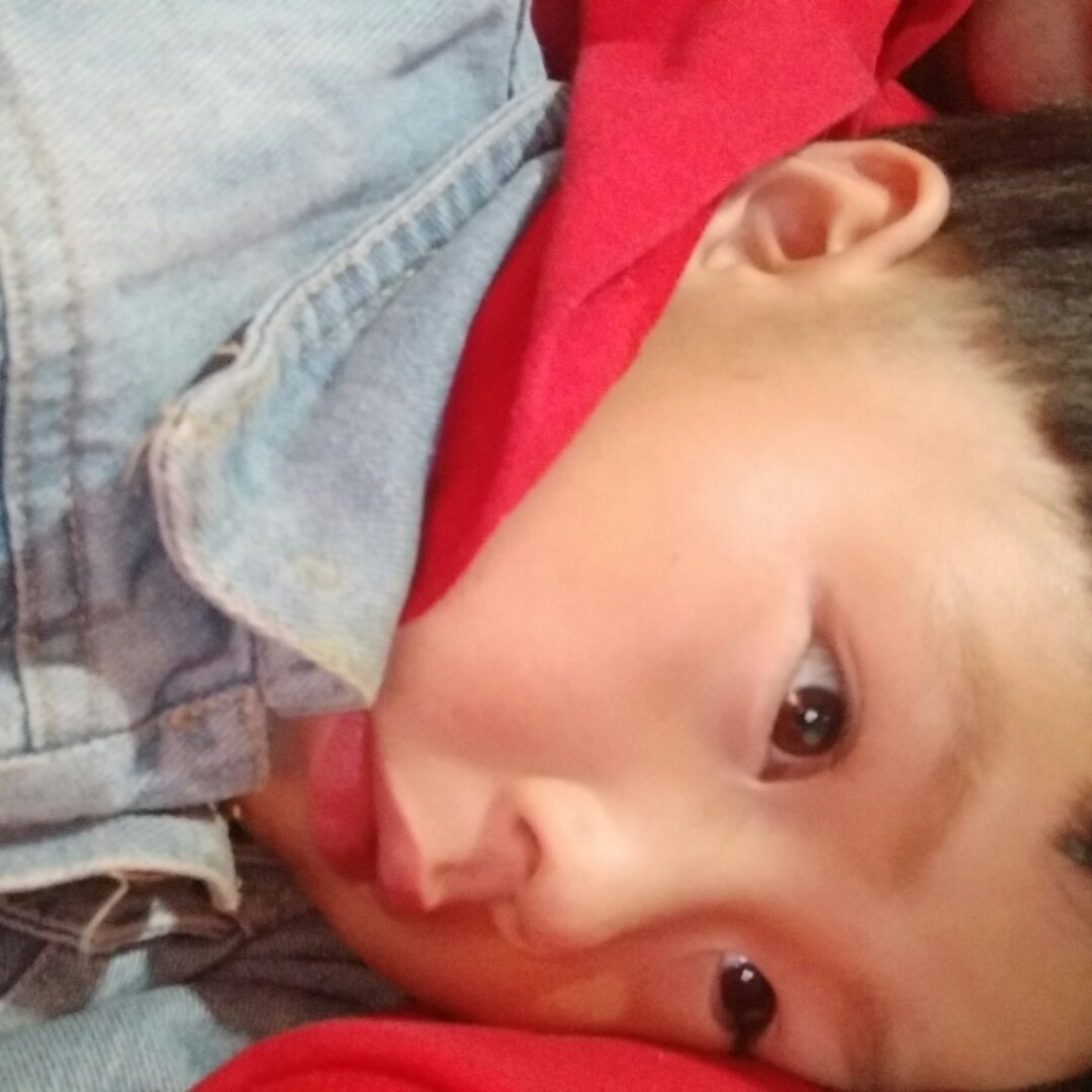 1个奋力奔跑的人