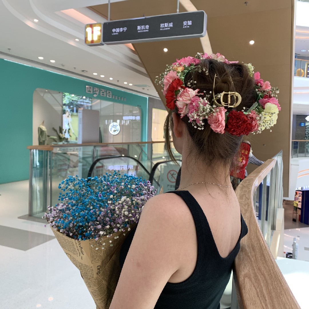 对方正在长头发