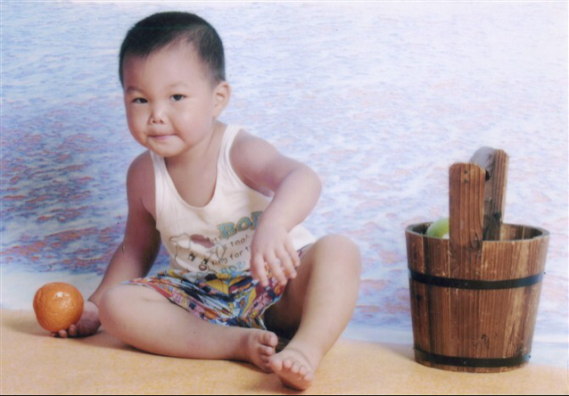 爱吃三丝炒肉的安娜很专注