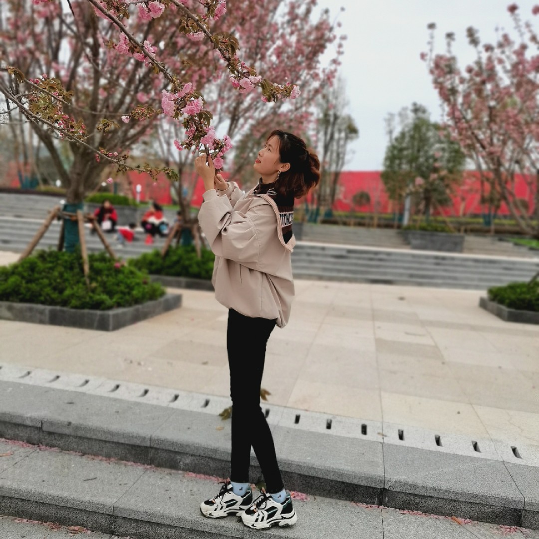 爱吃牛奶火锅的荷叶