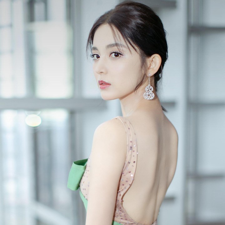 铁红色的锡兰锆石喜洋洋