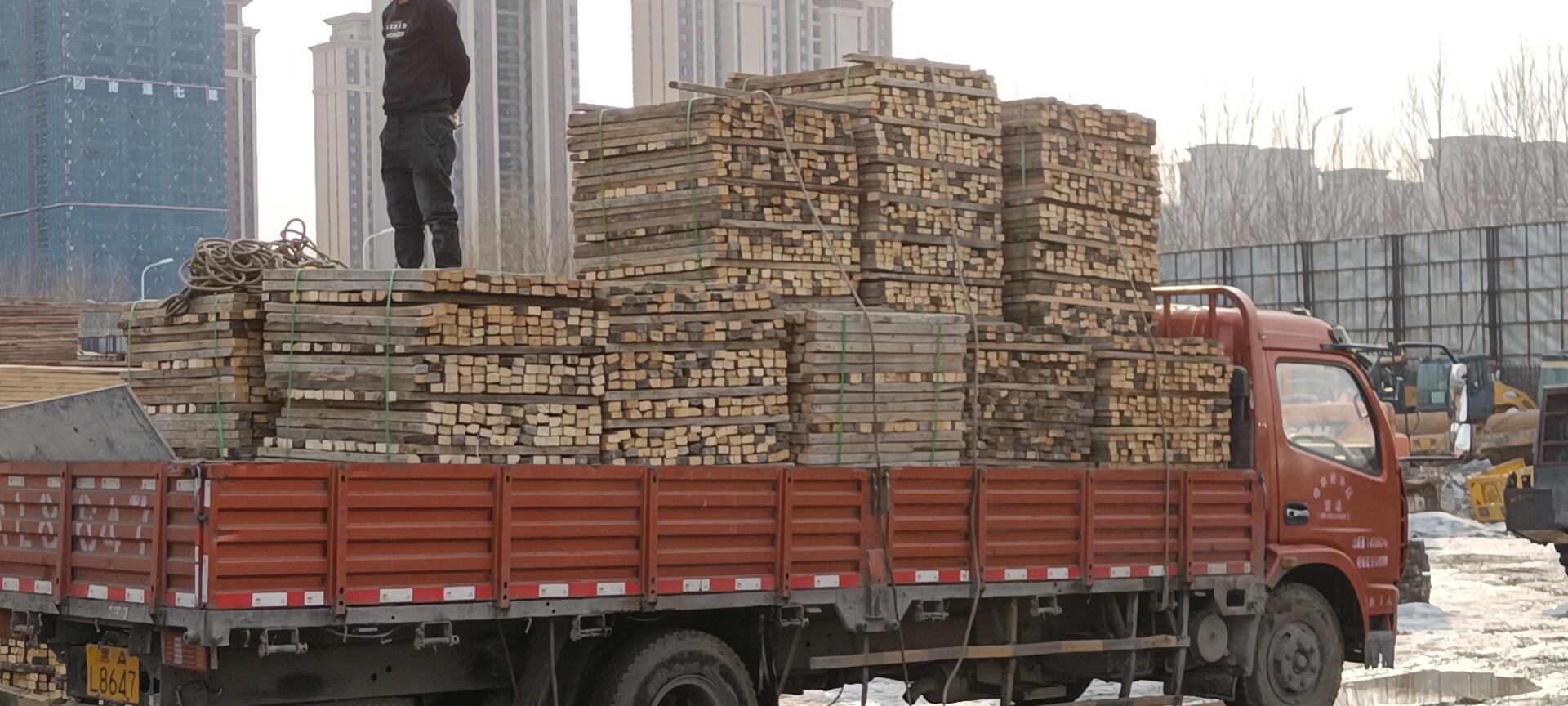 暖鑫高价回收建筑废料