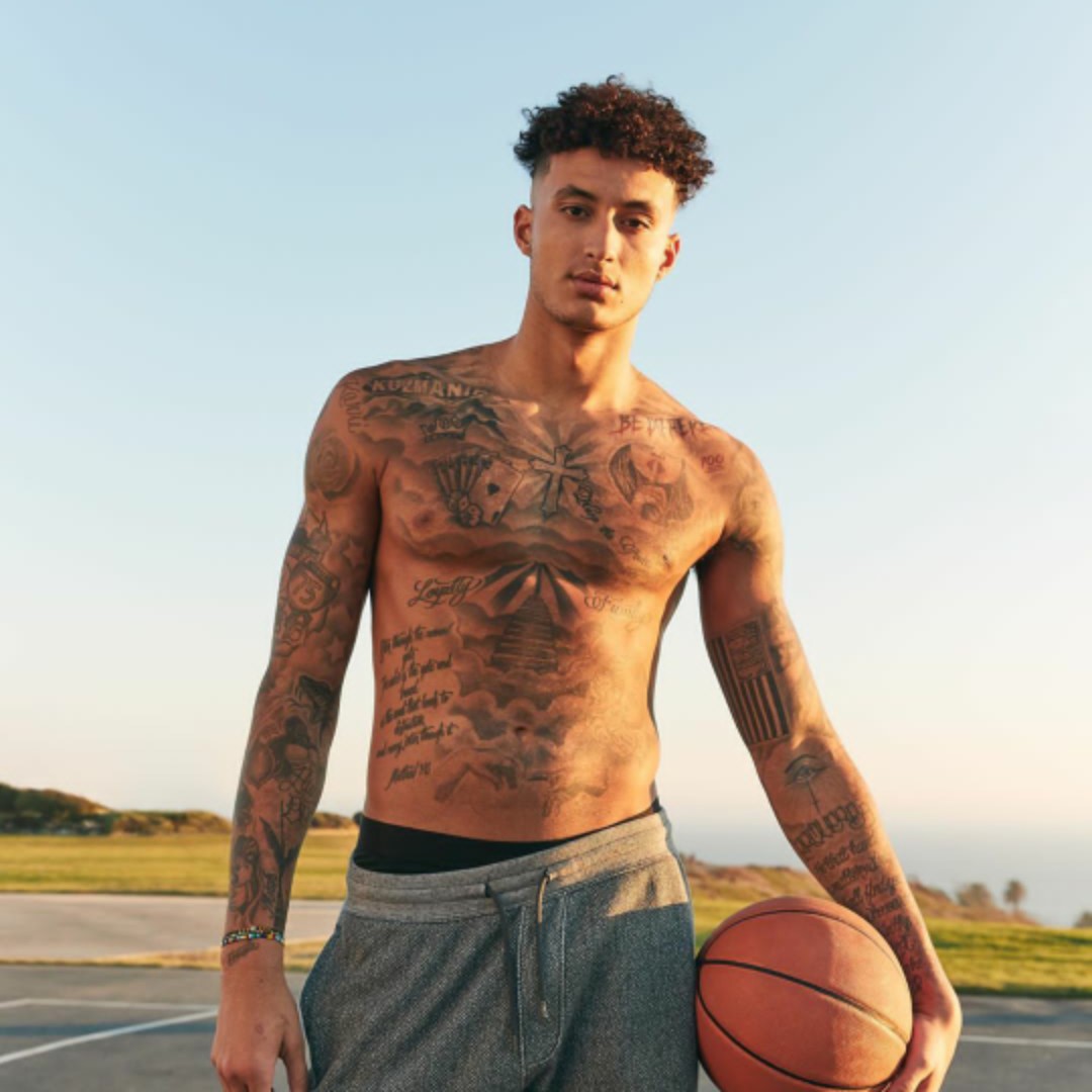 她怎么穿着品如的衣服